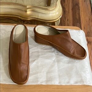 Jonathon Martin Carmel/Brown Leather Slip-On Mules